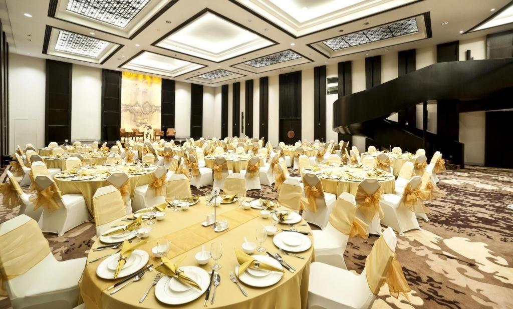 Bumi Segah Hotel Tanjung Redep Exterior photo